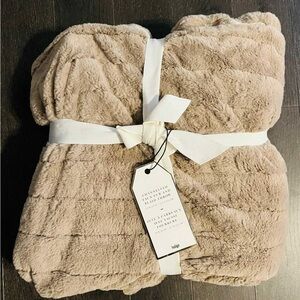 BNWT Indigo Channelled Faux Fur and Plaid Throw Blanket